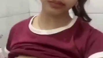 Cewek Cantik Tetek Mungil Telanjang Pamer Bodi