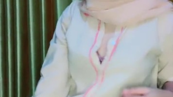 Bokep Jilbab – Buka Kancing Tika Ukhty Cantik Pamer Belahan