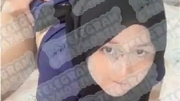 Senyum Bahagia Gadis Jilbab Dientot Doggy