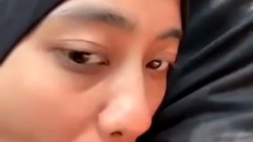 Hijab Sepong di Mobil